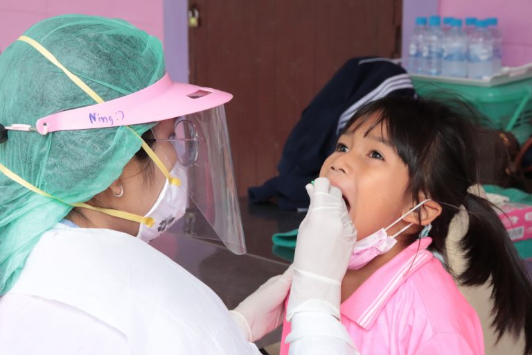 โรงเรียนบ้านอุโลกสี่หมื่นตรวจสุขภาพฟัน