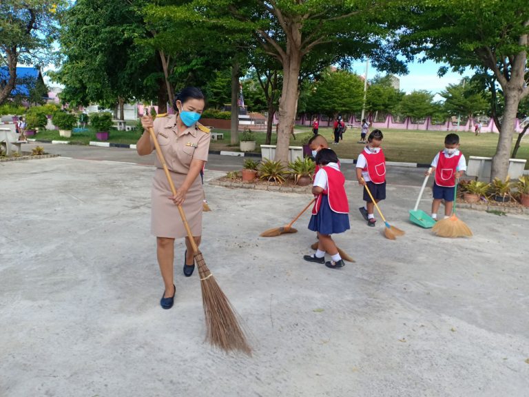 โรงเรียนวัดบ้านทวน โดยครูและนักเรียนช่วยกันคนละไม้คนละมือทำความสะอาดเขตพื้นที่รับผิดชอบในตอนเช้า