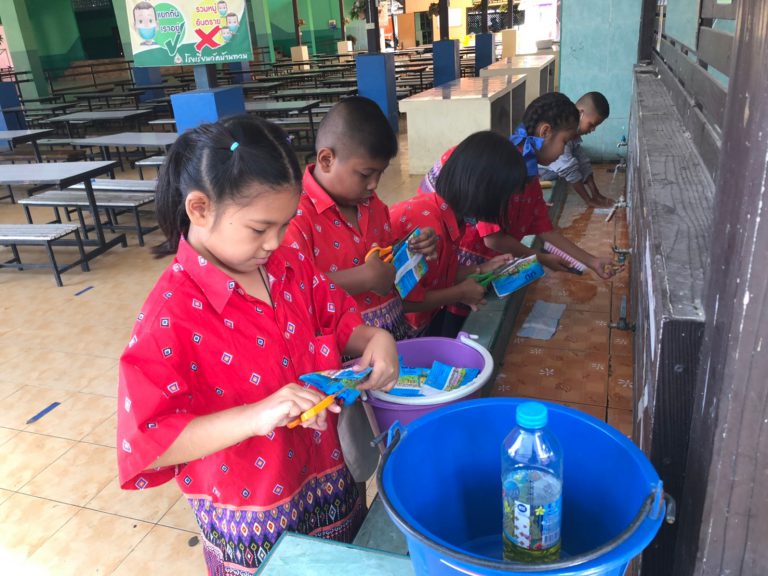 โรงเรียนวัดบ้านทวน ได้เข้าร่วมโครงการ “ถุงนมกู้โลก” นักเรียนโรงเรียนวัดบ้านทวน ได้ร่วมกันทำความสะอาด ล้างถุงนม ตากให้แห้ง เพื่อเตรียมส่งมอบให้กับเขตพื้นที่การศึกษาประถมศึกษากาญจนบุรี เขต 2 ทั้งนี้จะได้นำไปทำเป็นเก้าอี้ถุงนมต่อไป